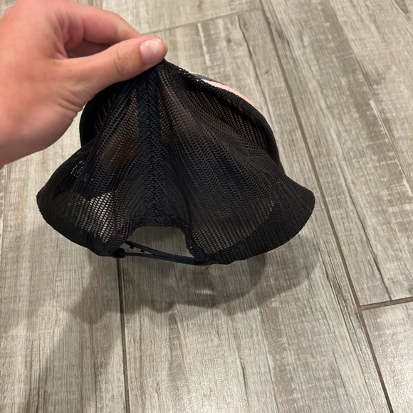 Cute women’s Volcom hat - Picture 4 of 4